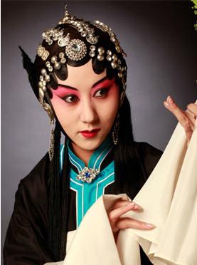 4月15日，翟墨主持了京剧《金龟》的演出
