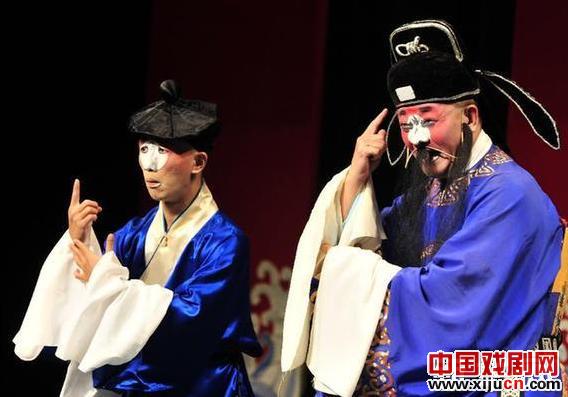 江苏昆剧院院长李鸿良（右，饰蒙三靠）、演员庄乔纬（左，饰任郎）表演《云罗山》片段