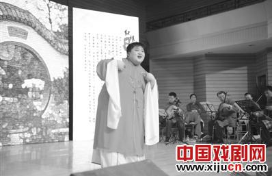 90后，哈尔滨师范大学的学生张硕为公益京剧创作、导演并演出了一场专场音乐会。
