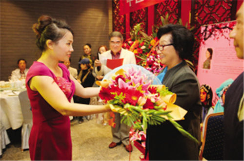 中国戏剧学院陈琪教授接受导师王美在天津举行的崇拜仪式
