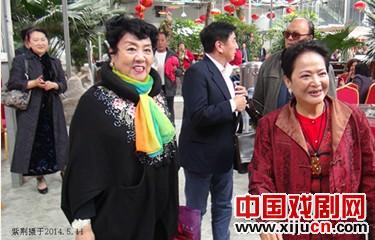 平剧表演艺术家小雨爽生日那天，有很多客人。
