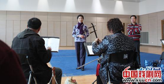 美国京剧爱好者和京剧之间的“不解之缘”。
