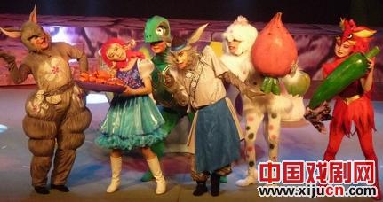《小红帽历险记》是一部大型原创戏剧和动画戏剧，在省回族北京剧院梨园小剧场首映。
