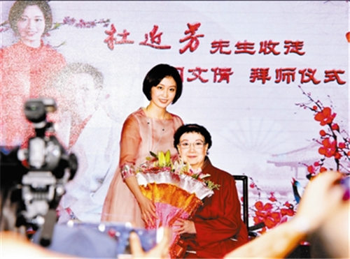 著名京剧艺术家杜近芳欢迎天津京剧剧院的青年青衣燕钱文作为弟子。
