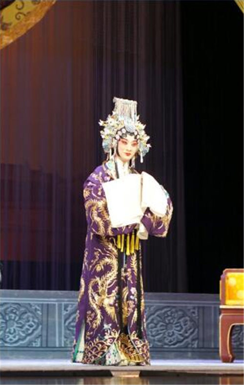 最漂亮的模特运动员陈稔·Xi加入了京剧艺术家李海燕工作室。
