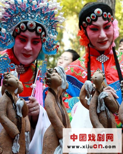 春城上演“陶瓷京剧”
