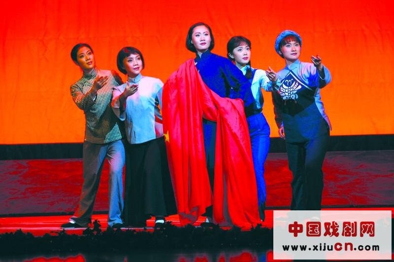 国家京剧剧院创作的青春版现代京剧《江姐》在梨园大剧院揭幕。

