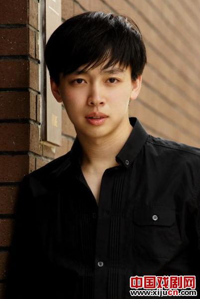 谭正岩十周年表演融合了中国传统戏曲和西方节日
