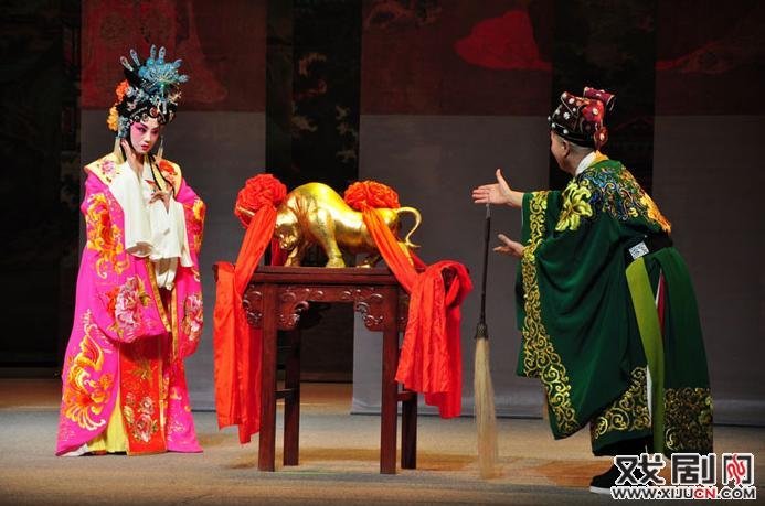 京剧的新历史剧《铜牛的故事》受到挑剔而热情的天津观众的欢迎。
