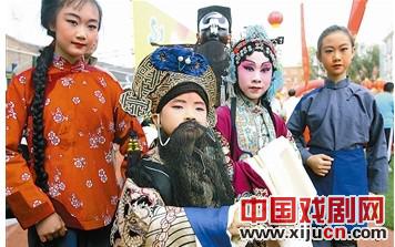 “天津名童”童星刘小源重返母校演出
