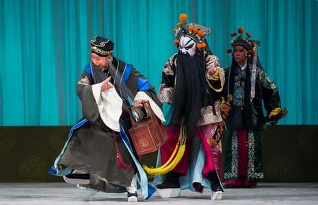 京剧《范进忠剧》在广东演艺中心大剧院上演。

