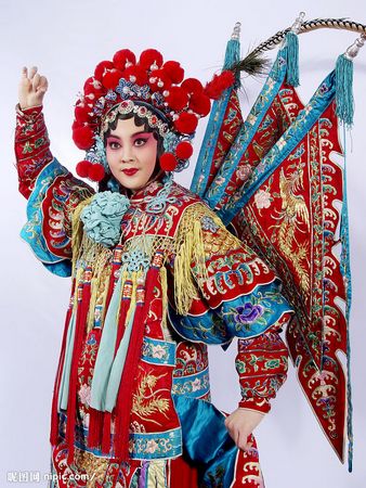 京剧一直无法赢得市场。
