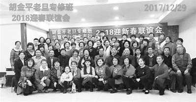 河北京剧院国家一级演员胡锦屏在微信上教京剧。
