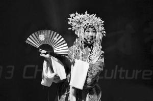 来自南京的13岁女孩张克在美国表演京剧。
