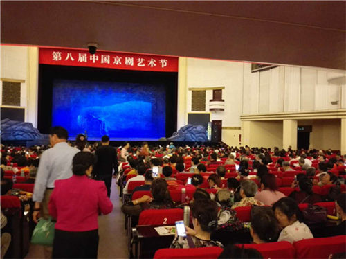 南京的五场京剧表演同时进行。
