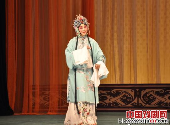 王闫希会在大连宏基大舞台上表演美派经典京剧《凤还巢》。
