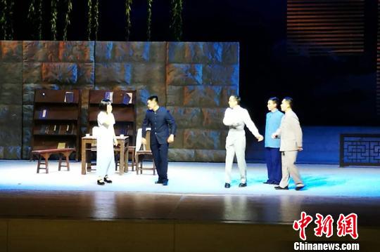 新京剧《邓恩铭》在邓恩铭烈士之乡贵州荔波演出
