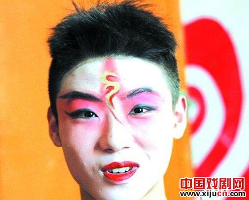 18岁的京剧男孩王嘉卉出生于京剧。
