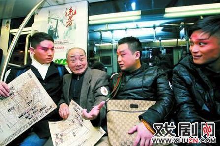 陈少云带领弟子在地铁推广京剧文化
