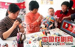 村民靠手绘“京剧脸谱”致富
