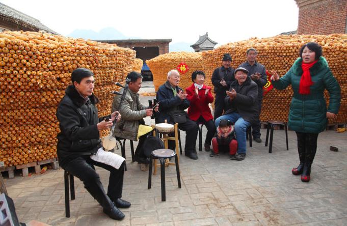 送戏剧到农村庆祝丰收和春节
