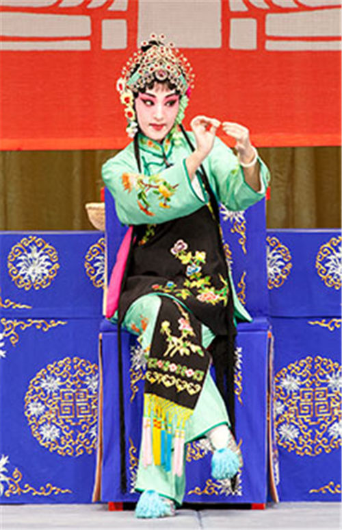 天津评剧白排剧团表演评剧《借女人巧配》
