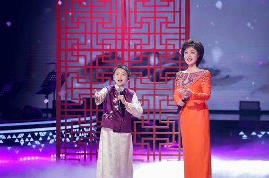 王洪祥和京剧大师以惊人的方式表演了《咏梅》
