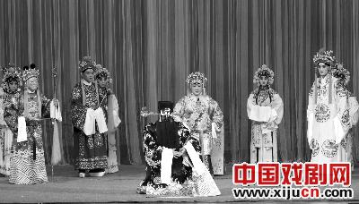 宫派的老吕丹新和邱派的花莲康万生的《遇见龙王袍》被歌剧迷“围困”。
