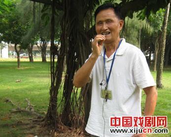 74岁的业余选手金日熙希望在年底前自费在社区举办一场小型音乐会。
