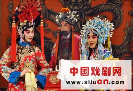 国家京剧剧院的一个代表团在郑州河南省人民大会堂表演了传统京剧《红鬃和凶马》。
