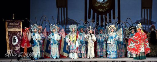 由丁晓君主演的青春版京剧《少男少女》更为精致。
