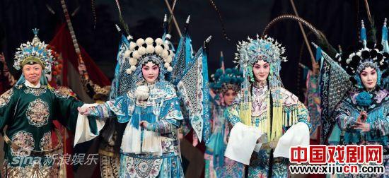 郭瑶瑶饰佘太君、丁晓君饰穆桂英、潘月娇饰杨七娘