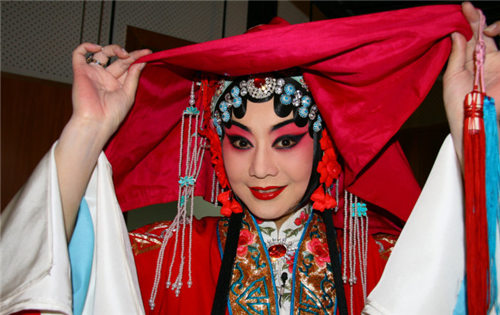 国家京剧剧院的京剧大师俞奎志和李胜素将带领一些演员在吉尔吉斯斯坦演出
