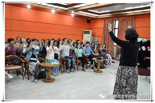 著名京剧演员赵群参观了对外汉语学院，中外师生分享了中国文化精髓之美。
