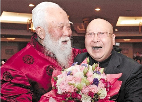 97岁高龄的京剧艺术家宋宝罗(左)登台接受尚长荣的祝福