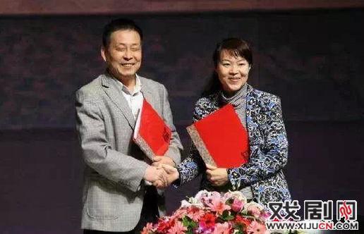 陕西京剧院院长张平业先生和大秦网负责人签定了新媒体合作协议