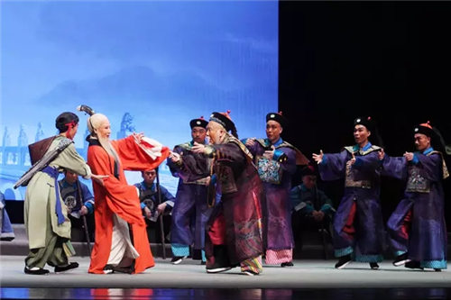 戏剧学院的老师和学生去山东省会大剧院观看了金剧《傅山进京》
