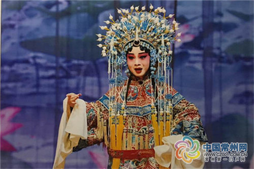 这位7岁的京剧业余歌手震惊了观众
