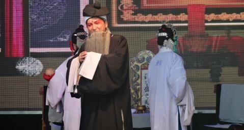 大阳泉庙会上演晋剧《三娘娇子》
