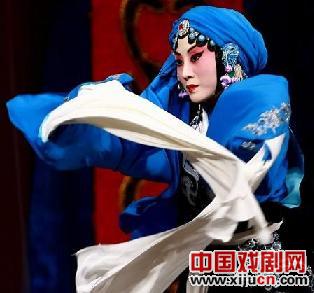 要在上海看张丁火的戏剧，票必须被抢走。
