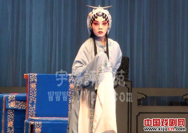 小玉霜收藏家曹陆双在三周年纪念日用《秦香莲》回报观众。
