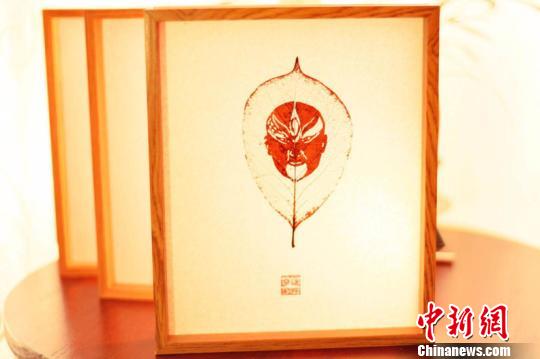 “90后”男孩在树叶上刻京剧脸谱
