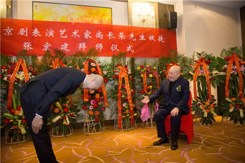 著名京剧演员尚常戎先生在济南成功地接受了学生和张红坚成为老师的仪式
