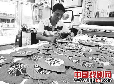 叶小秋，一位叶画大师，以他的《百面京剧》申请吉尼斯世界纪录
