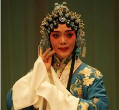 王冠丽19日在梅兰芳大剧院出演了平剧《桃花寺》。
