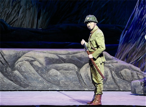 京剧演员钱邵伯:我学歌剧已经23年了。今年，代表团团长说我“终于成为一名演员”
