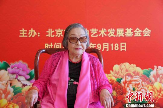 著名京剧大师赵燕侠在北京欢迎王静和吴昊颐作为弟子。
