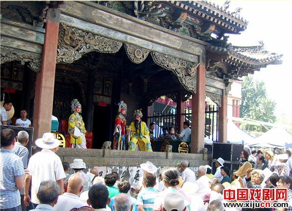 阳泉郊区义井镇大洋泉村庙会上演金曲《打金枝》
