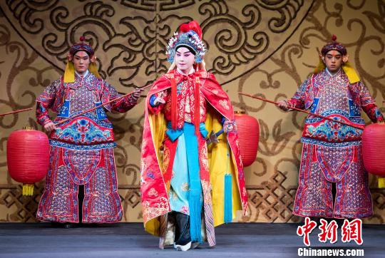 《龙飞菊园》京剧小生鲍飞的个人表演将会上演
