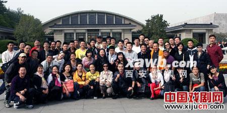 北京国家剧院的三个团队向梨园的创始人致敬。
